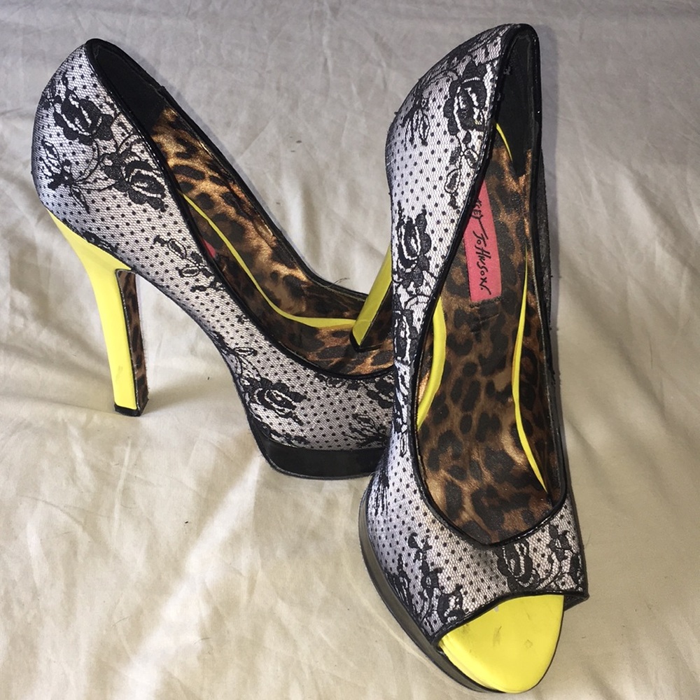 Super sexy Betsey Johnson Samantha laced pumps 8.5